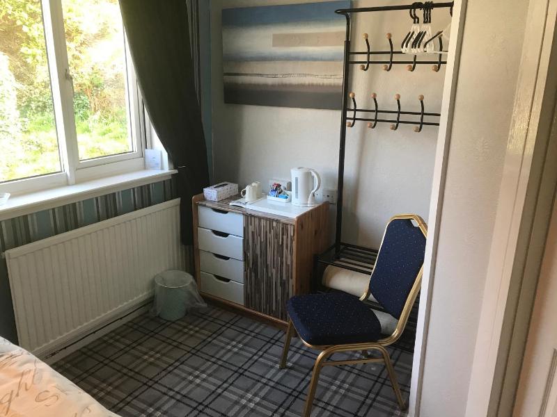 Twin Room with Shower image 3