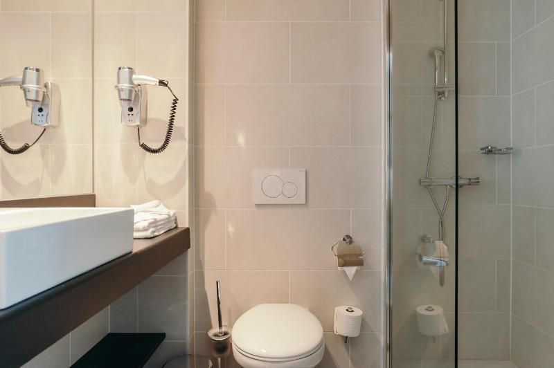 Queen Room image 4
