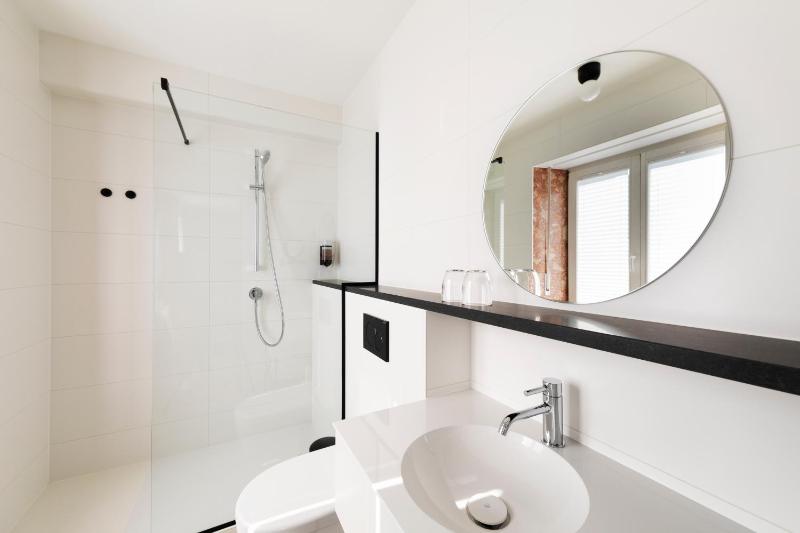 Deluxe Double Room with Balcony image 3