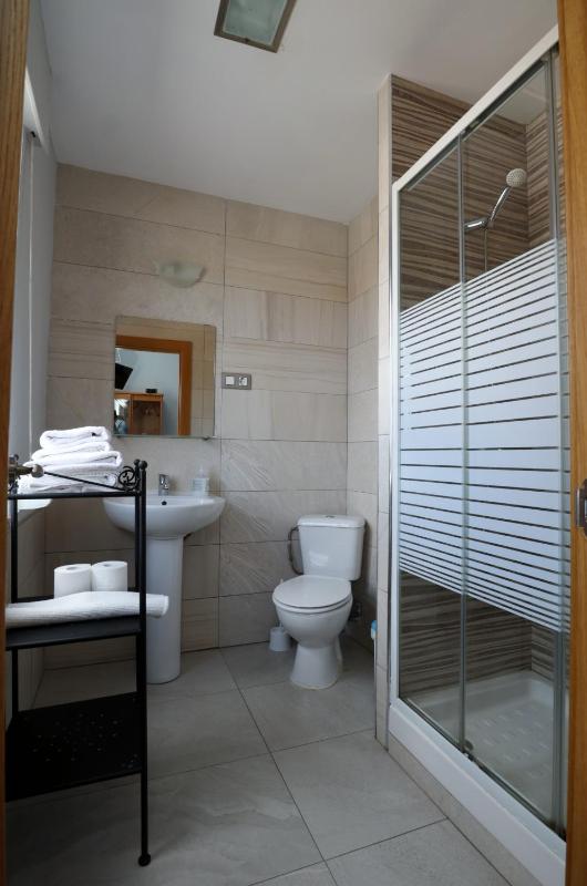 Twin Room with Bathroom image 2