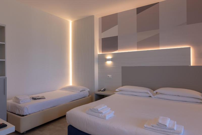 Superior Quadruple Room with Sea View and Balcony - Annex image 1