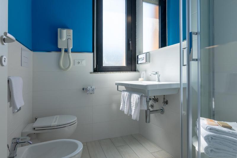 Double Room with Balcony image 3
