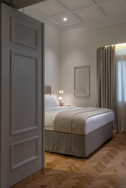 Deluxe Double Room - Neoclassical image 2