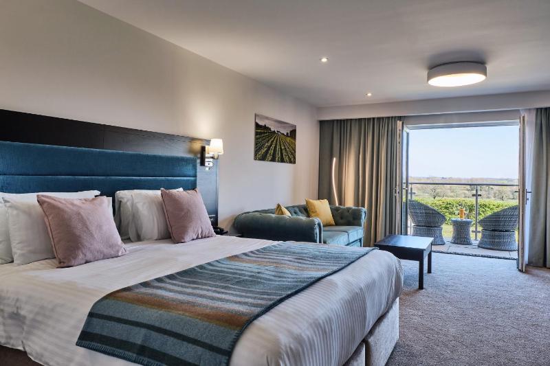 Deluxe King Room with Countryside View image 2