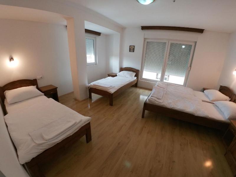 Standard Quadruple Room image 2