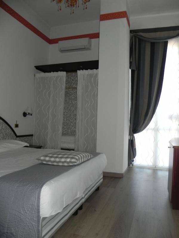Double or Twin Room with Sea View image 4