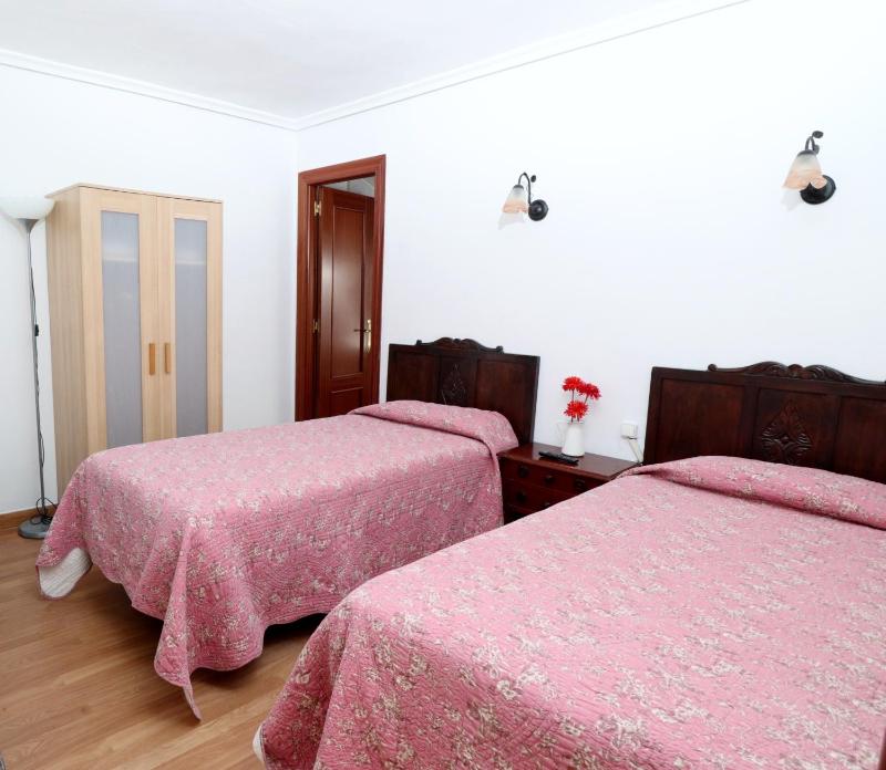 Twin Room with Bathroom image 3