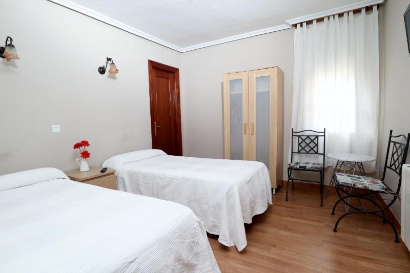 Twin Room with Bathroom image 4