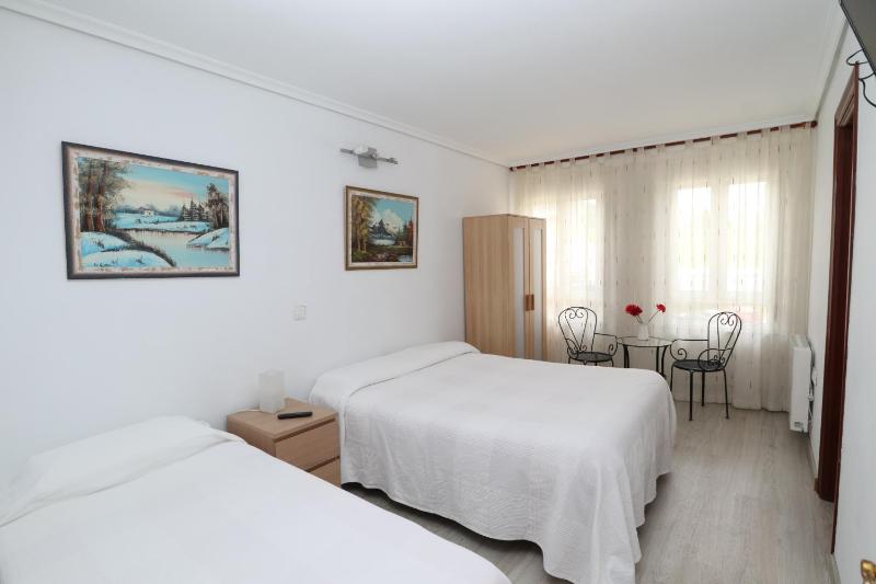 Triple Room with Bathroom image 2