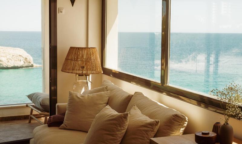 Queen Suite with Sea View image 3