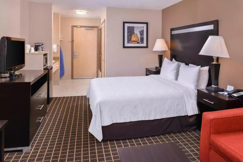 Standard Queen Room image 4