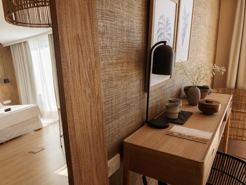Queen Suite with Sea View image 2