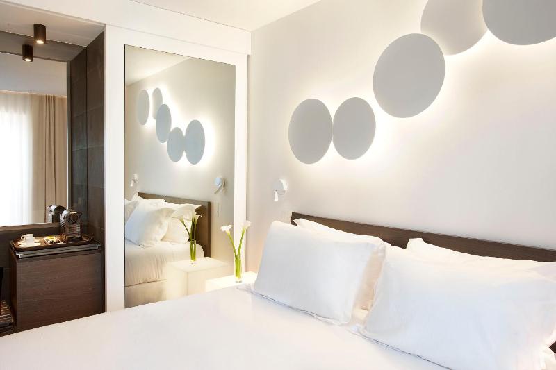 Classic Double or Twin Room with City View image 2