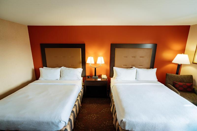 Queen Room with Two Queen Beds - Non-Smoking image 3