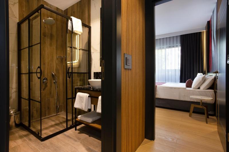 Suite with Garden View image 2