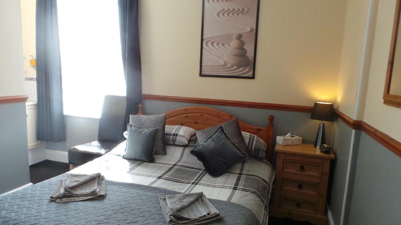 Double Room with En-Suite image 3