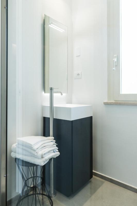 Superior Double or Twin Room with Side Sea View image 4