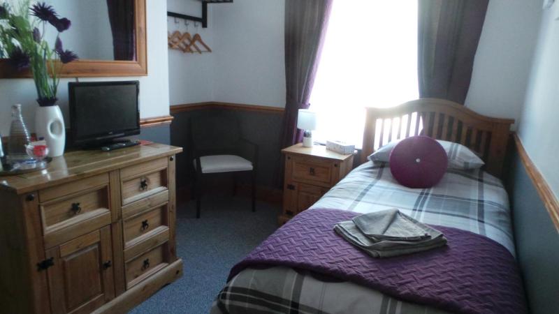 Single Room with Shared Bathroom image 3