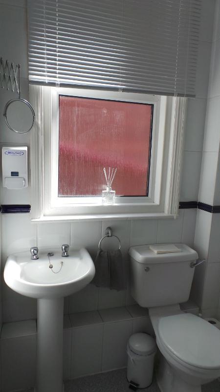 Twin Room with Shared Bathroom image 1