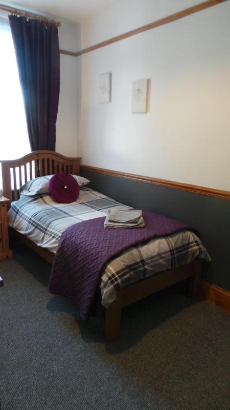 Single Room with Shared Bathroom image 1