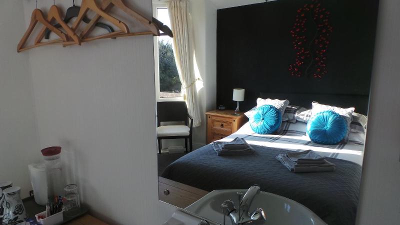 Double Room with En-Suite image 1
