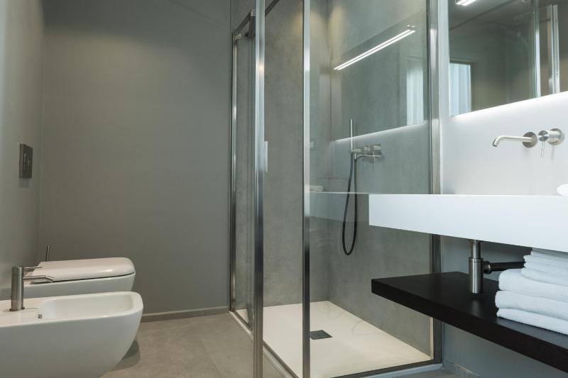 Deluxe Triple Room with Side Sea View image 3