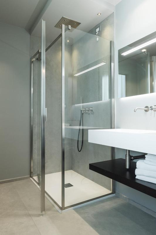 Deluxe Triple Room with Side Sea View image 2