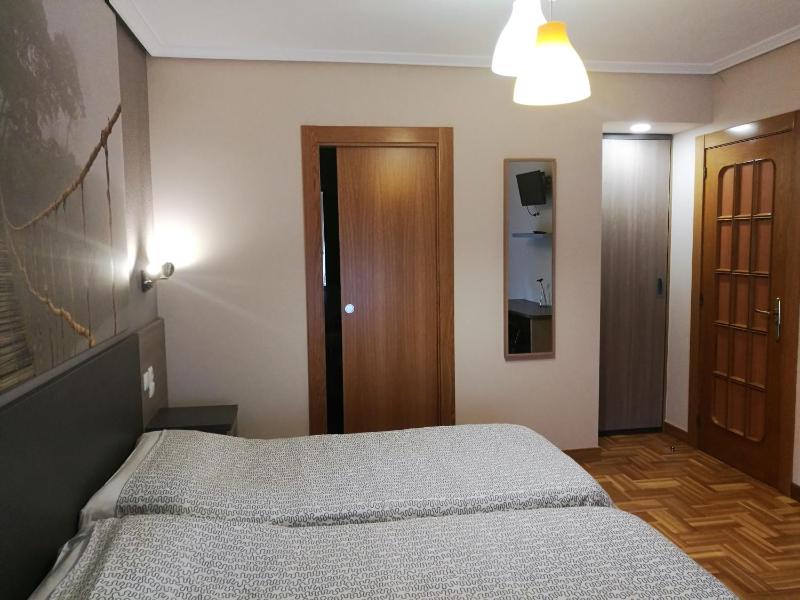 Triple Room with Bathroom image 4