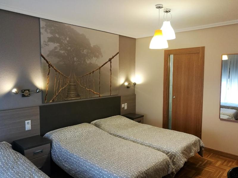 Triple Room with Bathroom image 3