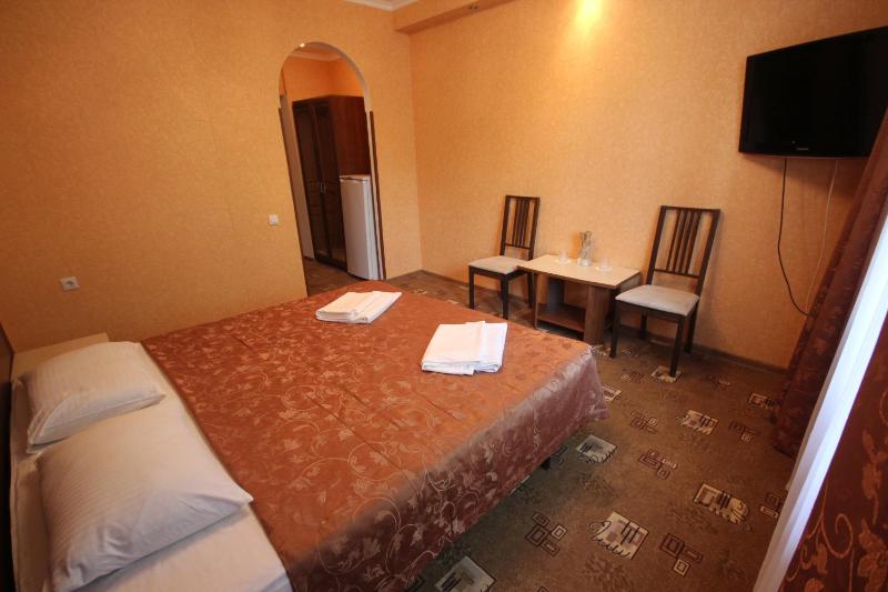 Twin Room with Bathroom image 3