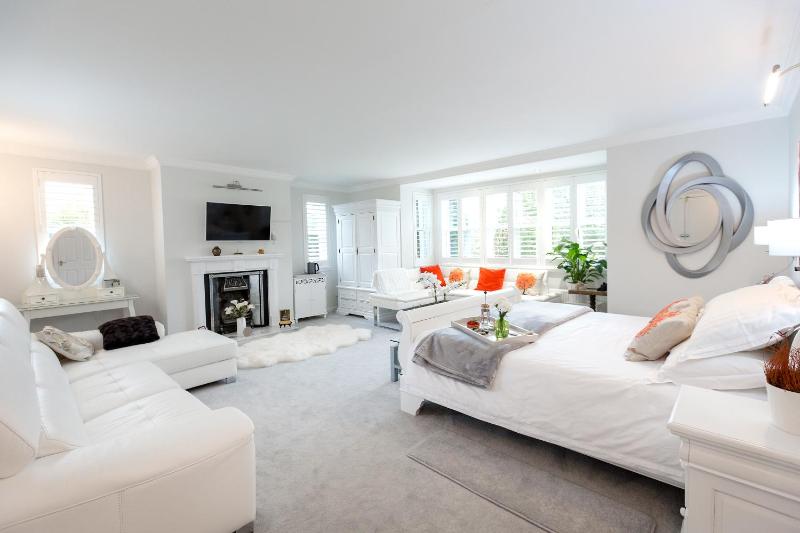 Deluxe King Room image 4