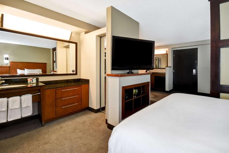 King Room with Sofa Bed - High Floor image 4