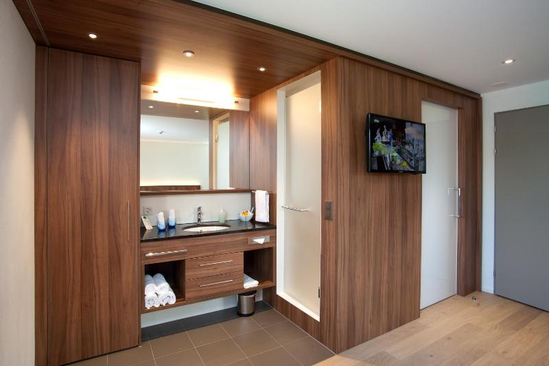 Twin Room with Garden View image 3