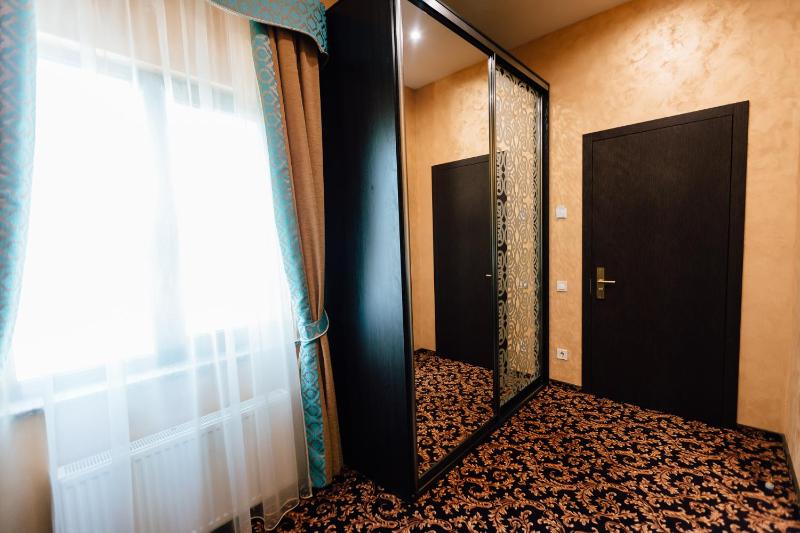 Deluxe Room (2 Adults + 1 Child) image 4
