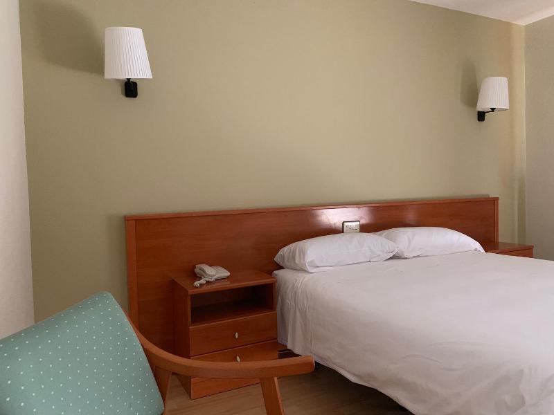 Double Room image 3