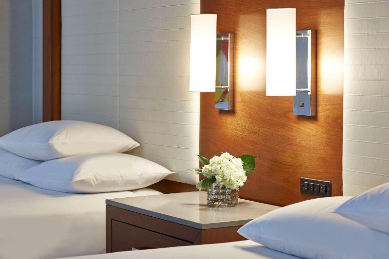 Double Room with Two Double Beds and Bath Tub - Mobility Accessible image 4