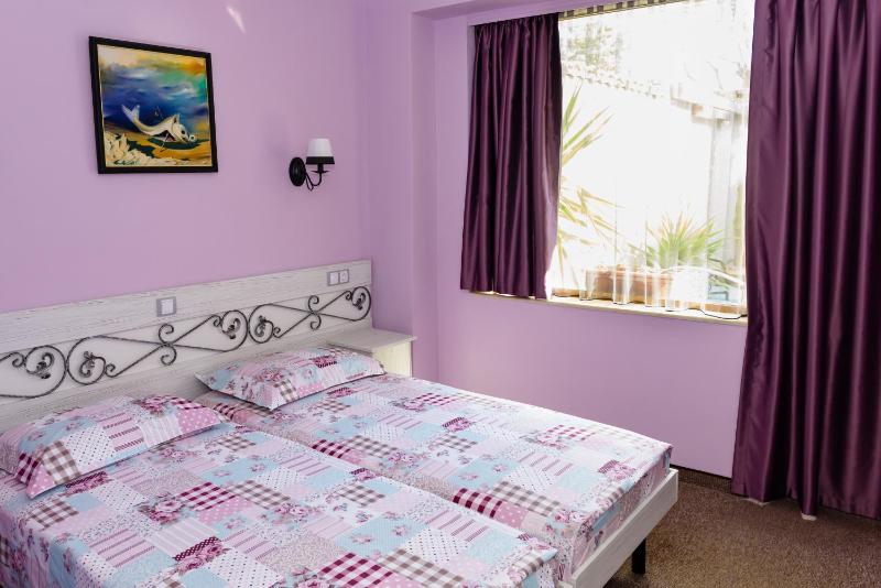 Double or Twin Room with Garden View image 3