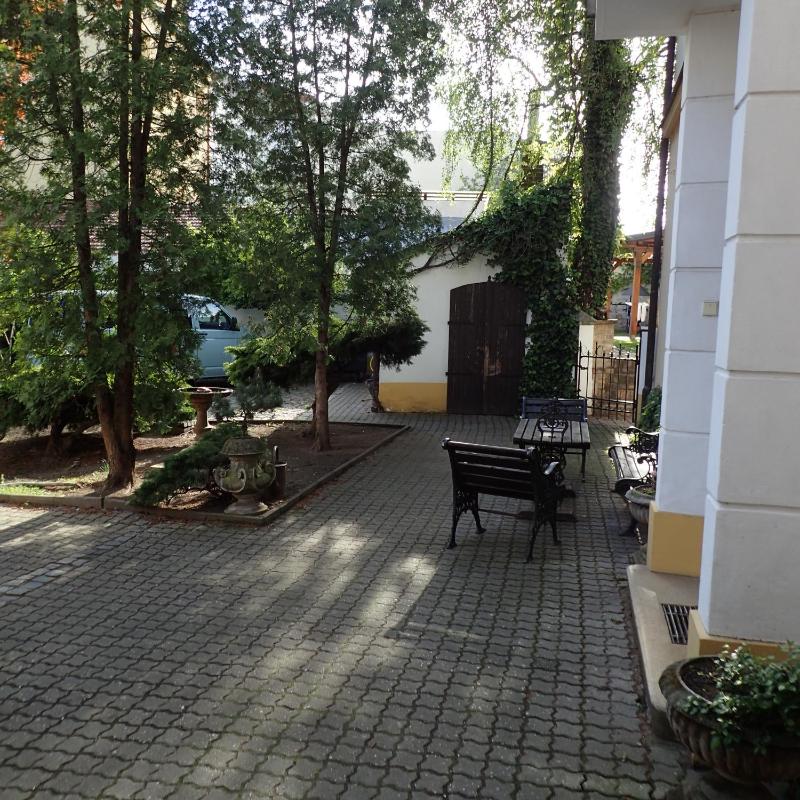Deluxe Two-Bedroom Apartment with Garden View image 2