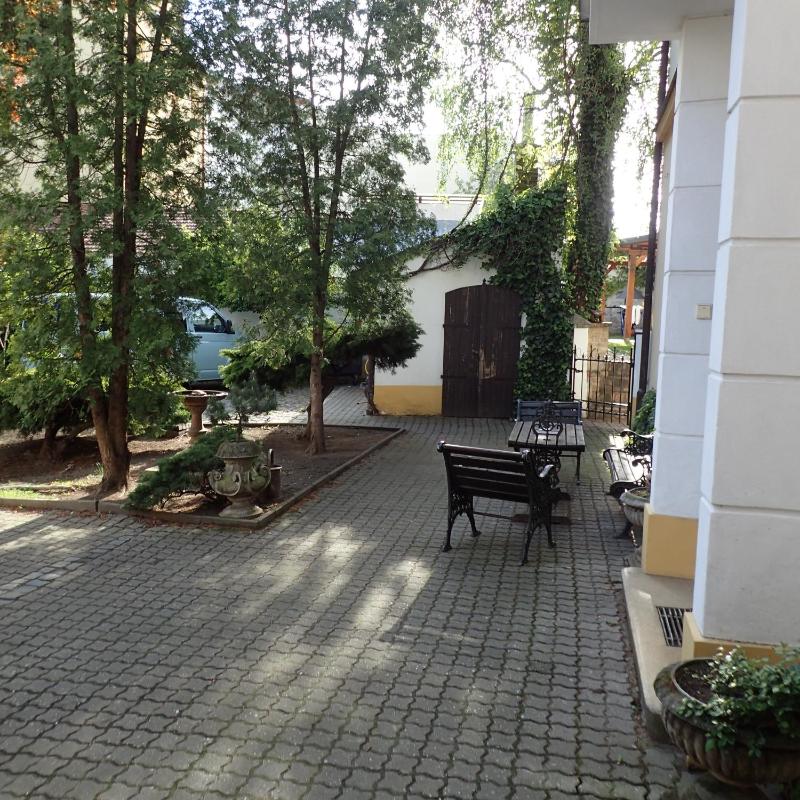 One-Bedroom Apartment with Garden View image 4