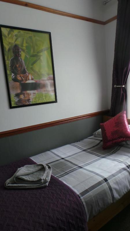 Twin Room with Shared Bathroom image 3