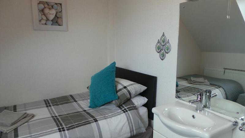 Single Room with Shared Bathroom image 4