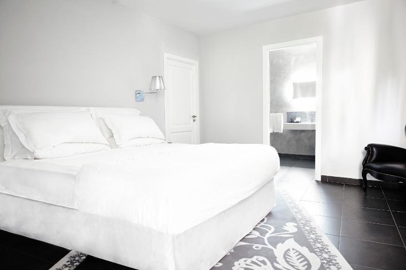 Poolside Suite image 4