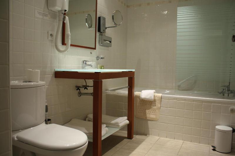 Twin Room image 3