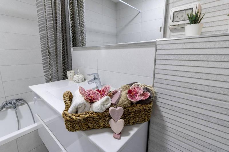 Beautiful 1 bedroom in great central area - image 3