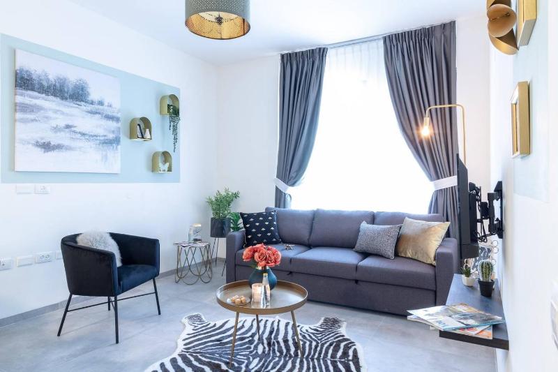 Beautiful 1 bedroom in great central area - image 11
