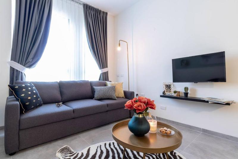 Beautiful 1 bedroom in great central area - image 8