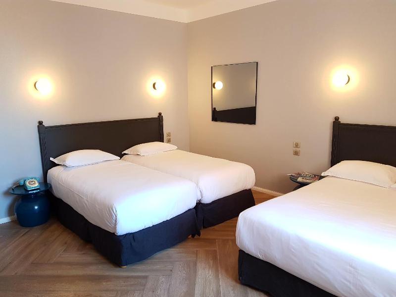 Standard Quadruple Room image 4