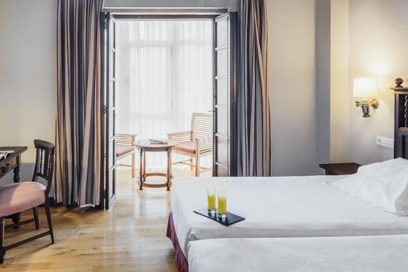 Standard Double Room image 3