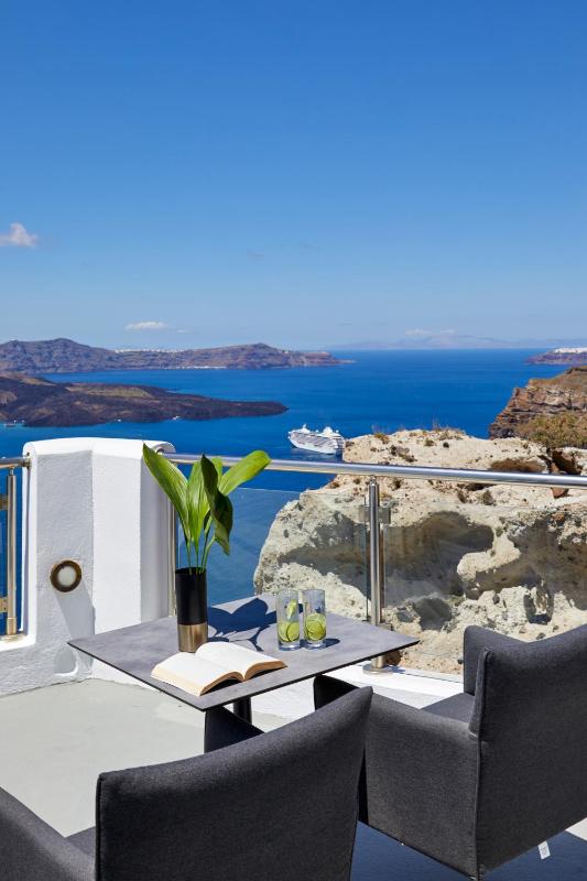 Honeymoon Suite with Private heated Pool and Caldera View image 3
