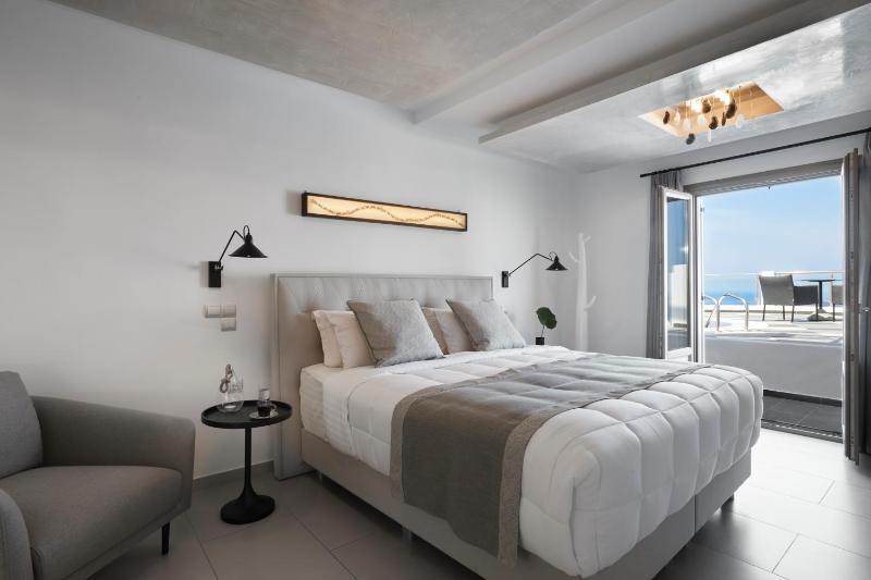 Petit Maison with Private Heated Pool and Caldera View image 4